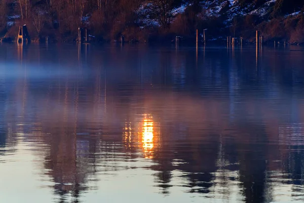 Luce Del Sole Che Riflette Nel Fiume Nebbia Aleggia Sopra — Foto Stock