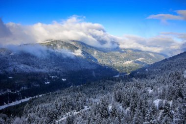 Güzel bir aralık öğleden sonra karla kaplı vadi manzarası