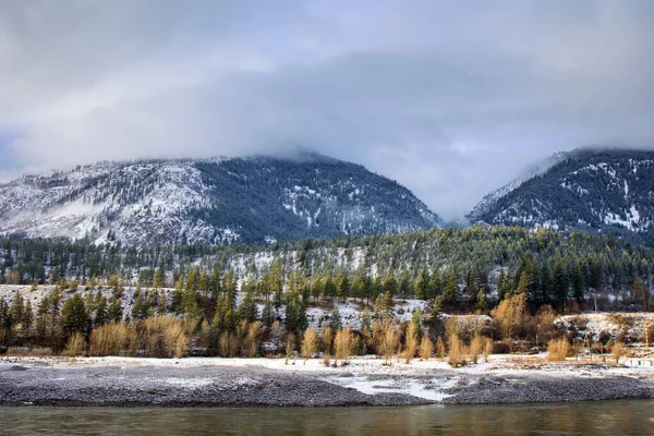 Florestas Montanhas Cobertas Neve Longo Rio Fraser Fraser Canyon — Fotografia de Stock