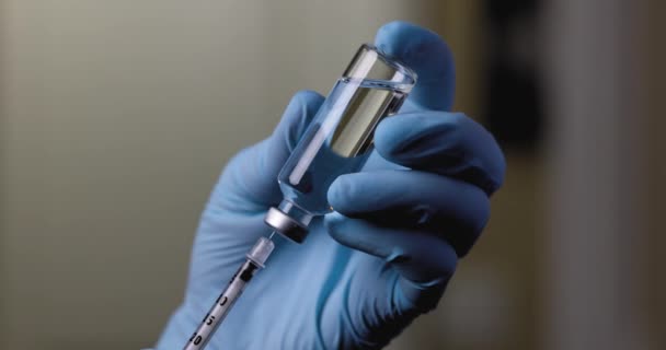 Handhållande Spruta Och Vaccin Fylla Spruta Med Vaccin Närbild Injektionsflaska — Stockvideo