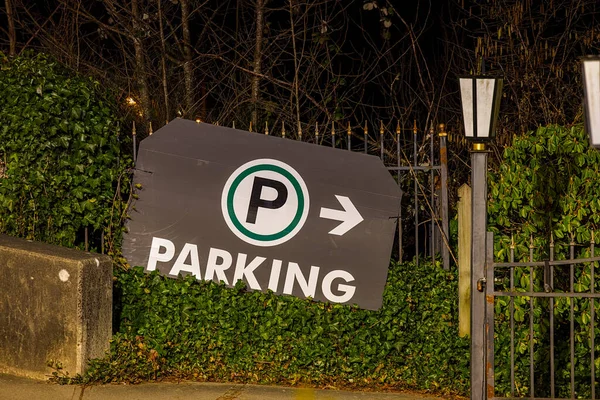 Geceleri ahşap park işareti