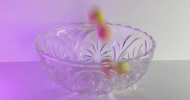 Yavaş hareket eden paskalya şekerleri kaseye düşüyor.