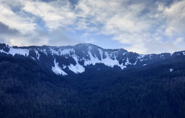 Montanha Coberta Neve Final Inverno Luz Sol Rompe Através Das — Fotografia de Stock