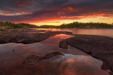 Taştan adalar şafakta gölde