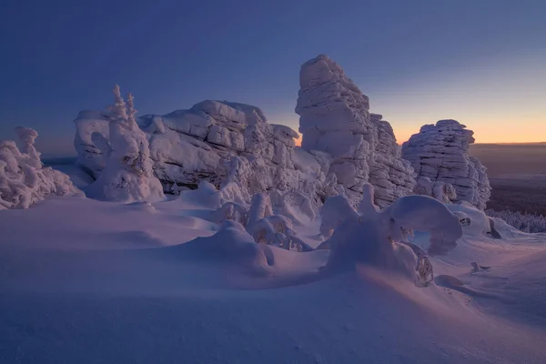 Rocas Árboles Nieve Cima Montaña Una Mañana Helada —  Fotos de Stock