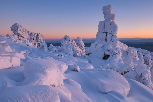 Rocas Árboles Nieve Cima Montaña Una Mañana Helada —  Fotos de Stock
