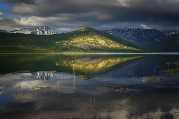 Дзеркальне Зображення Гірському Озері Весняний Ранок — стокове фото