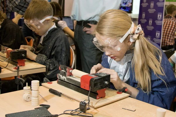Ağaç işleme makinesi okuyan çocuk.