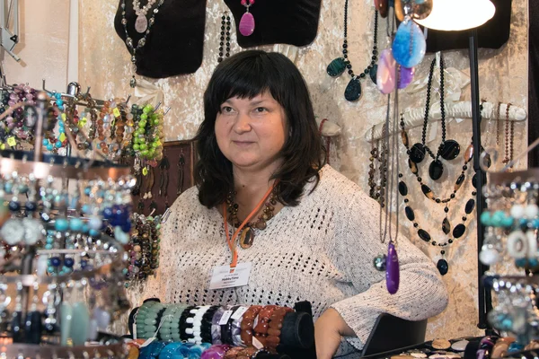 Boncuk yapmaya usta-sınıfı.