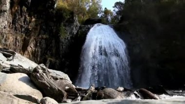 Şelale Korbu Gölü Teletskoye kıyısında.