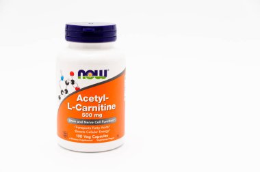 Fuji Şehri, Shizuoka-Ken, Japonya - 7 Kasım 2020: Now Foods, Acetyl-L-Carnitine, 500 mg, 100 Veg Capsules. Beyaz arka planda izole edilmiş. Boşluğu kopyala.
