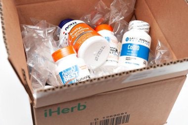 Fuji Şehri, Shizuoka-Ken, Japonya - 7 Kasım 2020: iHerb Online Store 'dan takviye ve vitaminler içeren açık karton kutu.