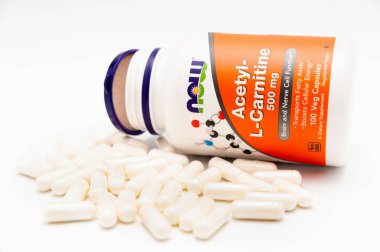 Fuji Şehri, Shizuoka-Ken, Japonya - 7 Kasım 2020: Now Foods, Acetyl-L-Carnitine, 500 mg, 100 Veg Capsules ve şişenin önüne saçılmış birkaçı. Beyaz arkaplanda izole.