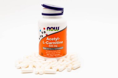 Fuji Şehri, Shizuoka-Ken, Japonya - 7 Kasım 2020: Now Foods, Acetyl-L-Carnitine, 500 mg, 100 Veg Capsules ve şişenin önüne saçılmış birkaçı. Beyaz arka planda izole edilmiş. Boşluğu kopyala.