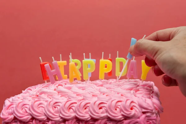 Close Mão Colocando Vela Bolo Bolo Aniversário Com Espaço Cópia — Fotografia de Stock