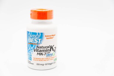 Fuji Şehri, Shizuoka-Ken, Japonya - 7 Kasım 2020: Doctor 's Best, Natural K2 MK-7 ile MenaQ7, 100 mcg, 60 Veggie Caps. Beyaz arka planda izole edilmiş. Yatay çekim. Boşluğu kopyala.