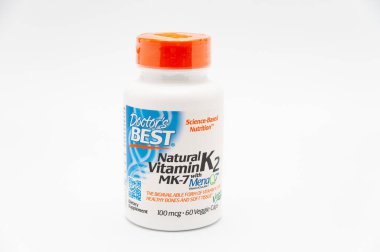 Fuji Şehri, Shizuoka-Ken, Japonya - 7 Kasım 2020: Doctor 's Best, Natural K2 MK-7 ile MenaQ7, 100 mcg, 60 Veggie Caps. Beyaz arka planda izole edilmiş. Yakın plan. Boşluğu kopyala.