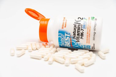 Fuji Şehri, Shizuoka-Ken, Japonya - 7 Kasım 2020: Doctor 's Best, Natural K2 MK-7 ile MenaQ7, 100 mcg, 60 Veggie Caps. Dağınık haplar. Beyaz arka planda izole edilmiş. Yakın plan..
