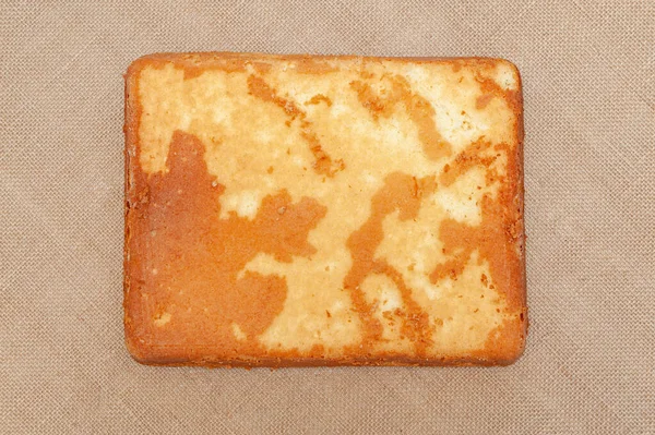 国产海绵蛋糕 在葡萄牙包德洛 烘烤的蛋糕面团的底部部分 被黄麻背景隔离了 顶部视图 — 图库照片