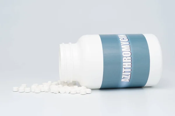 Azitromycin Antibiotikum Bílých Lahvičkách Roztroušenými Pilulkami Léčba Covid Izolované Bílém — Stock fotografie