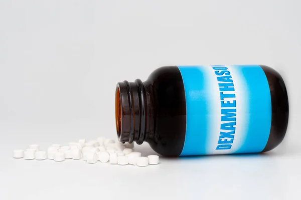 Opakowanie Szklane Dexamethasone Rozproszonymi Tabletkami Leczenie Covid Izolowany Białym Tle — Zdjęcie stockowe