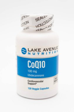 Lake Avenue Nutrition CoQ10 USP sınıfı 100 mg 120 sebze kapsülü. Beyaz arka planda izole edilmiş. Dikey çekim.