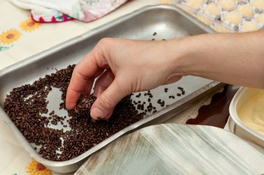 El alüminyum tepside BRIGADEIRO 'yu alıyor. BRIGADEIRO geleneksel bir Brezilya tatlısıdır. Üst görünüm.