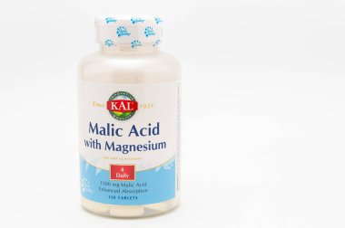 Magnezyum 120 tabletli KAL Malic Acid. Beyaz arka planda izole edilmiş. Boşluğu kopyala.