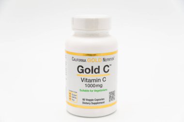 Fuji Şehri, Shizuoka-Ken, Japonya - 7 Kasım 2020: Kaliforniya Altın Beslenme - Altın C vitamini C vitamini 1000 mg. 60 sebze kapsülü. Beyaz arkaplanda izole.