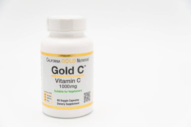 Fuji Şehri, Shizuoka-Ken, Japonya - 7 Kasım 2020: Kaliforniya Altın Beslenme - Altın C vitamini C vitamini 1000 mg. 60 sebze kapsülü. Kopya alanı ile beyaz arkaplanda izole.