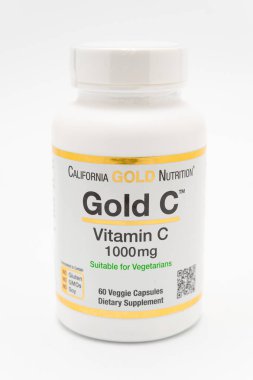 Fuji Şehri, Shizuoka-Ken, Japonya - 7 Kasım 2020: Kaliforniya Altın Beslenme - Altın C vitamini C vitamini 1000 mg. 60 sebze kapsülü. Dikey çekimde beyaz arkaplanda izole edildi.