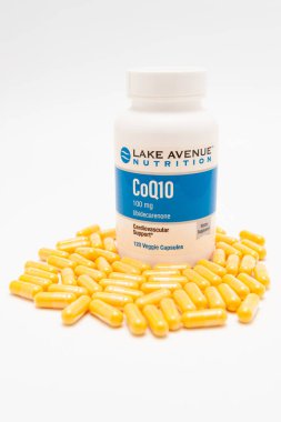 Fuji Şehri, Shizuoka-Ken, Japonya - 7 Kasım 2020: Lake Avenue Beslenme, CoQ10 USP sınıfı dağınık kapsüllü 100 mg. Beyaz arka planda izole edilmiş. Dikey çekim.