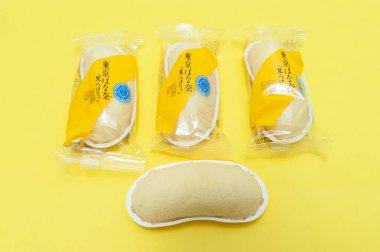 Fuji Şehri, Shizuoka-Ken, Japonya - 25 Kasım 2020 OMIYAGE, Japon hatıra hediyesi tatlı. Tokyo Muz Lezzetli Pasta. Sarı arka planda izole edilmiş. Üst görünüm.