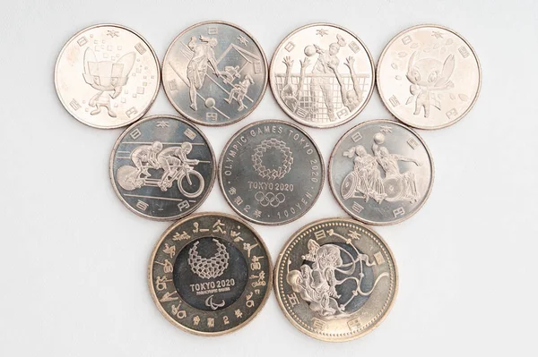 Tokyo, Japonya - 4 Ocak 2021: Tokyo 2020 Olimpiyat Oyunları için 100 yen ve 500 yenlik hatıra paraları.