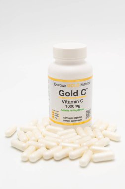 Fuji Şehri, Shizuoka-Ken, Japonya - 7 Kasım 2020: Kaliforniya Altın Beslenme - Dağınık kapsüllü Altın C Vitamini C 1000 mg. Beyaz arka planda izole edilmiş. Dikey çekim.
