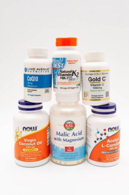 Fuji Şehri, Shizuoka-Ken, Japonya - 7 Kasım 2020: Çeşitli markaların besin takviyeleri. Beyaz arka planda izole edilmiş. Dikey çekim.