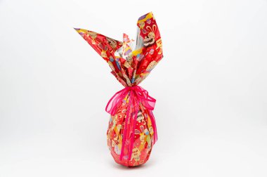 Paskalya Yumurtası - Ev yapımı kırmızı kurdeleli çikolata yumurtası. Beyaz arkaplanda izole.