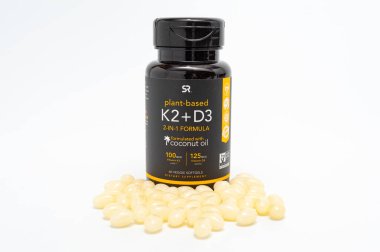 Fuji Şehri, Shizuoka-Ken, Japonya - 30 Nisan 2021: Spor Araştırmaları Vitamini K2 + D3 vejetaryen softgelleri dağıtıldı. Beyaz arkaplanda izole.