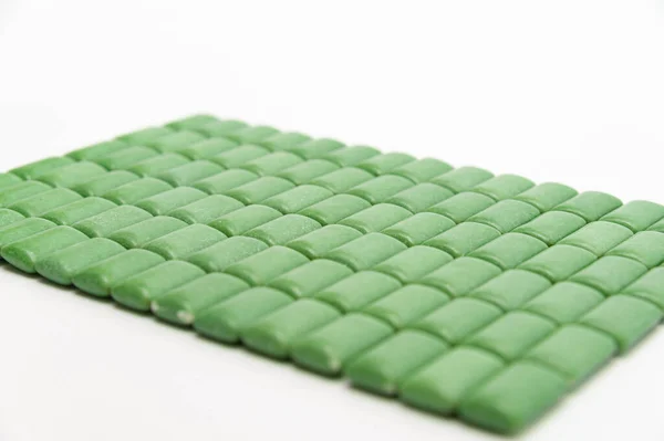 Groene Muntkauwgom Tabletten Één Lijn Geïsoleerd Witte Achtergrond — Stockfoto