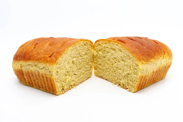 Вкусный Домашний Пряный Хлеб Разрезанный Пополам Белом Фоне — стоковое фото