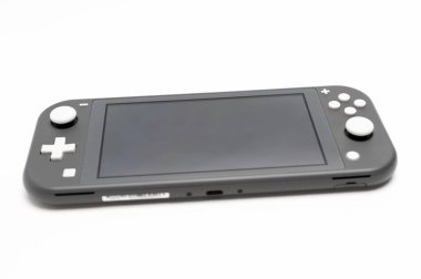 Fuji Şehri, Shizuoka Ken, Japonya - 23 Mayıs 2021: Nintendo Işık Konsolu Gri. Beyaz arka planda izole edilmiş. Ön görünüm.