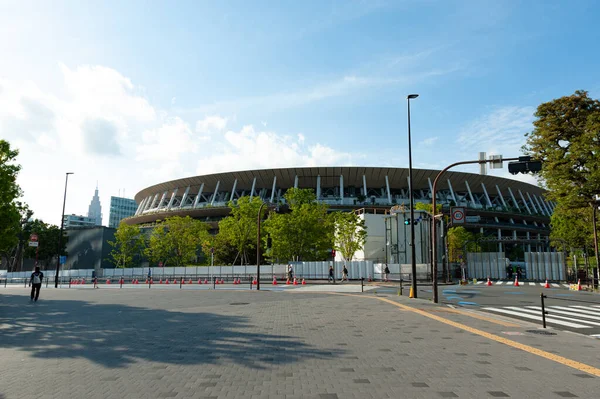 Shinjuku Şehri, Tokyo, Japonya - 12 Haziran 2021: Tokyo Olimpiyat Stadyumu - açılış ve kapanış törenlerinin yanı sıra atletizm ve sahada bayanlar altın madalya maçına ev sahipliği yapacak. Yatay çekim.