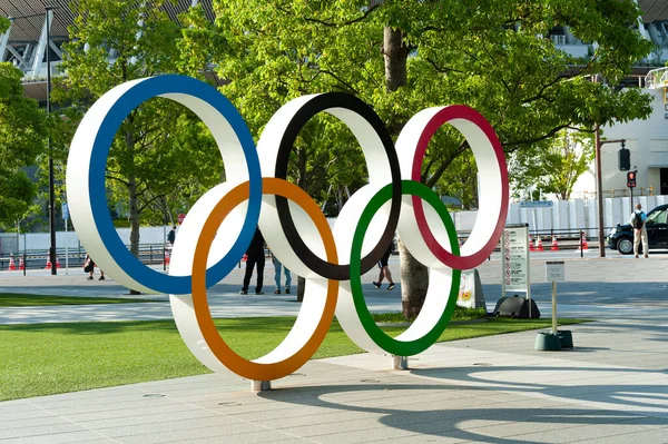 Shinjuku Şehri, Tokyo, Japonya - 12 Haziran 2021: Tokyo Olimpiyat Stadyumu olarak da bilinen Yeni Ulusal Stadyumun önündeki Olimpiyat Halkaları 'na yakın çekim.