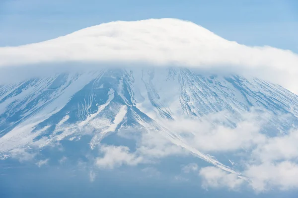 雪と帽子の形をした雲で富士山の美しいクローズアップ 山梨県富士河口湖市南鶴区の国道139号から撮影 — ストック写真