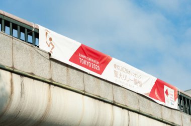 Fuji Şehri, Shizuoka-Ken, Japonya - 24 Haziran 2021: Tokyo 2020 Fuji Şehri 'nde Olimpiyat Meşale Bayrağı. Sponsor ve ortakların isimleriyle reklam afişi.