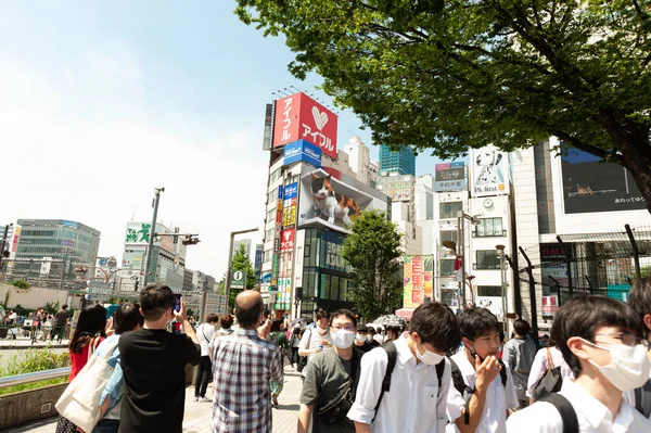 東京都新宿区2021年7月10日 超臨場感のある4Kデジタルスクリーンディスプレイで巨大猫 写真を撮る人 — ストック写真
