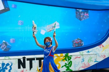 Fuji Şehri, Shizuoka-Ken, Japonya - 24 Haziran 2021: Tokyo 2020 Olimpiyat Meşale Bayrağı. Japonya 'nın Fuji şehrindeki Aoba Caddesi' nde ortaklar ve sponsorlarla yapılan araba geçidi..