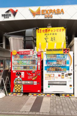 Ebina Servis Alanı, Kanagawa Bölgesi, Japonya - 10 Temmuz 2021: Coca Cola ve Dydo içecek otomatı. Ön manzara. Kapatın. Dikey çekim.