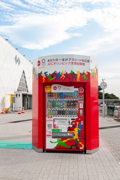 神奈川県海老名市サービスエリア2021年7月10日 東京2020オリンピックデザインのコカ コーラ飲料自動販売機 青空と雲の背景 正面図 — ストック写真