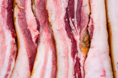 çiğ et parçaları 